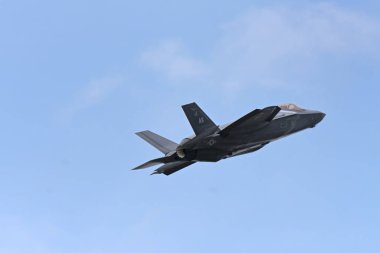 F35a Lightning2, ABD hava kuvvetleri, Tayland 'ın hava gösterisinde açık mavi gökyüzüne uçan....