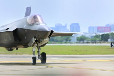 F35A Lightning2 iniş ve taksiyle çukura iniyor.. 
