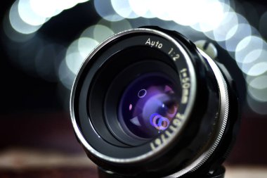 Vintage lensi ve yüzeyindeki renkli dairesel ışığı kapat. Çoklu halka Bokeh 'in önünde duruyor. .