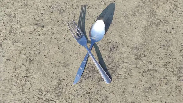 kaşık ve çatal yerde çapraz