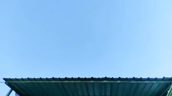 Mavi gökyüzü arkaplanlı alüminyumdan yapılmış çatı