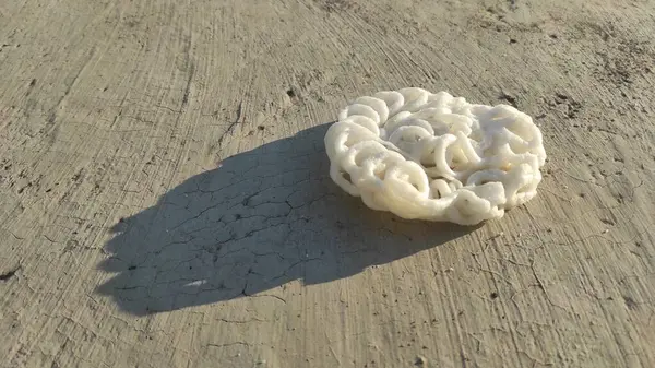 Yerdeki beyaz kraker Güneşten gelen uzun gölgelerle