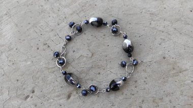 Yerde küçük bir incik boncuk.