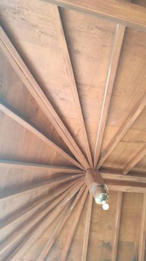 Kahverengi ahşap çatısından sarkan küçük ampuller dikey olarak çekilmiş.