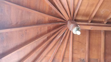 Kahverengi ahşap çatısından sarkan küçük ampuller.