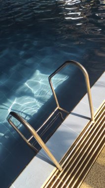 Kenarında bir bilardo merdiveni, içeri güneş ışığı giriyor.