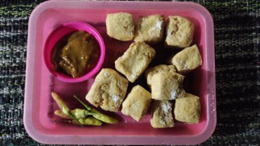 Geleneksel yemek tofu ve petis acı sos.