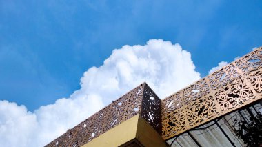 Aşağıdan, Arapça kültürel kalıplarda birkaç çatısı olan bir gökyüzü manzarası