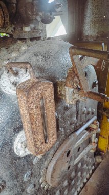 Büyük kare bir sandalye.