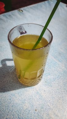 Büyük kare bir sandalye.