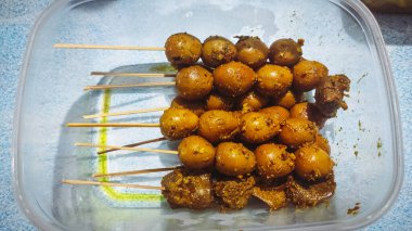 Büyük kare bir sandalye.