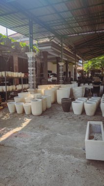 Büyük kare bir sandalye.