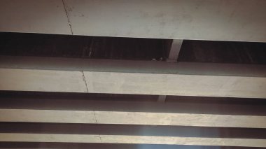 Köprünün altındaki binanın durumu.