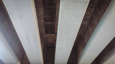 Köprünün altındaki binanın durumu.