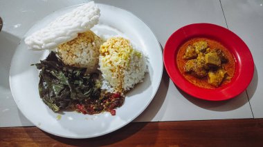 Tabakta Padang pirinç yemekleri, Endonezya mutfağı.