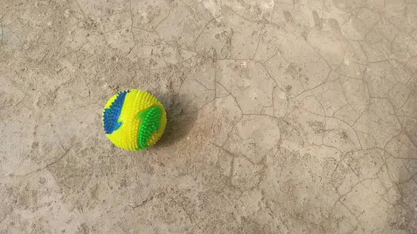 Küçük çocuğun oyuncağı yerde, yukarıdan vurulmuş.