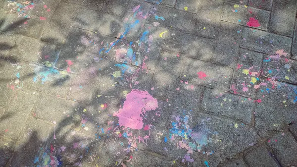 Büyük kare bir sandalye.