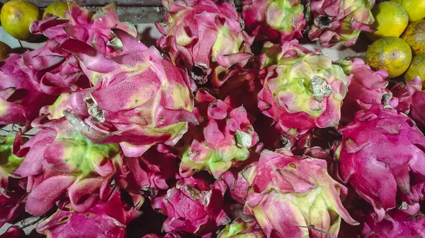 Büyük kare bir sandalye.