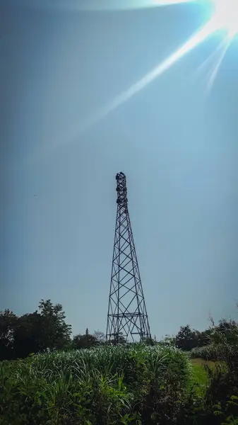 Güneş ışığıyla birlikte uzun elektrik direği