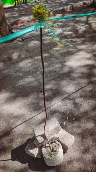 Taştan yapılmış yol kenarı destek araçları