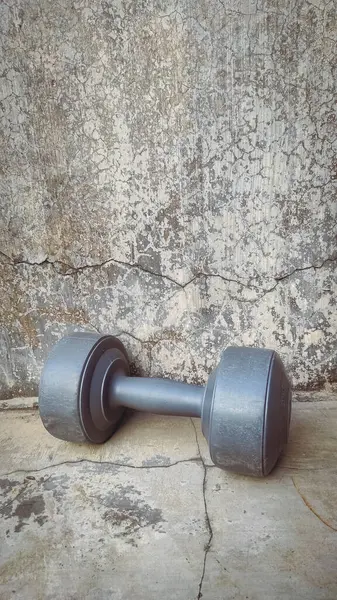 Yerde gri bir halter var.