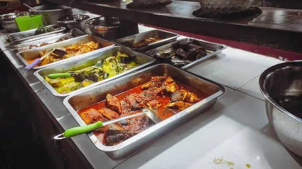 stock image Indonesian Padang food stall with lots of delicious traditional food