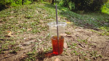 Temiz bir bardakta çay içmek.