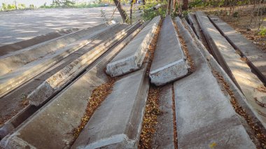 Yerdeki binaların uzun gri beton yapısı