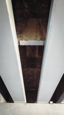 Binanın altından uzun çizgilerle görünen bir köprünün çatı yapısı