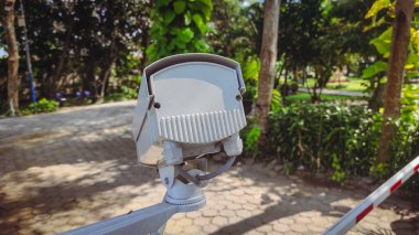 Arkadan beyazlar içinde bir kamera.