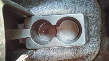 Arabada içki şişesi tutacağı için araç