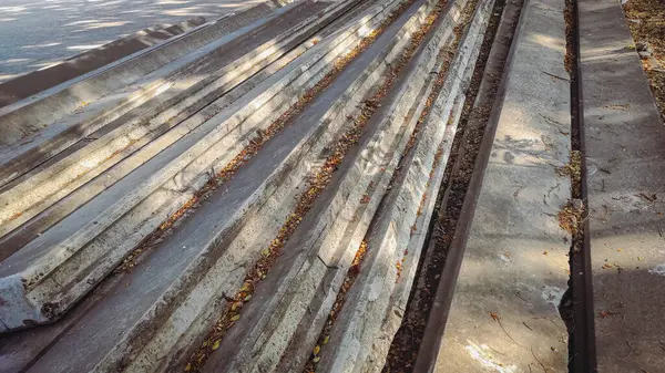 Yerdeki binaların uzun gri beton yapısı