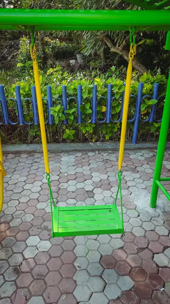 Yeşil parktaki çocuk oyuncakları