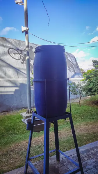 Mavi fıçıdaki su depolama aracı