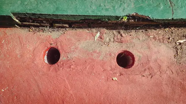 iki delikli kırmızı ve yeşile boyanmış çimento zemin