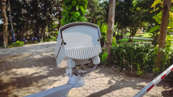 Arkadan beyazlar içinde bir kamera.