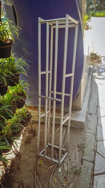 Saksı bitkilerini saklamak için kullanılan büyük bir demir.