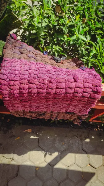 Güneşte kurutulan kırmızı bir halı.