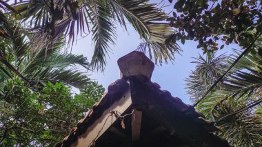 Evin çatısının bir köşesinden.