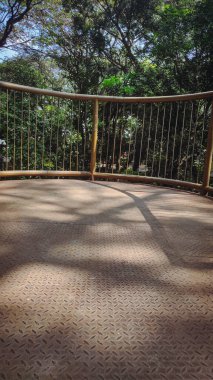 Ormanın üzerinde demirden ve çitlerden yapılmış bir yol.