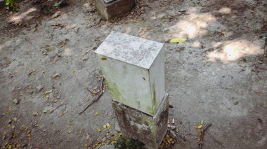 İçinde kablolarla dolu elektrik ekipmanları olan bir kutu.