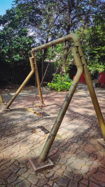 Çocuk parkında bir sürü çocuk oyunu var.