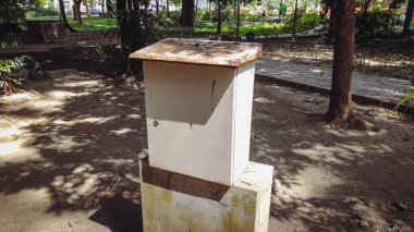 Bahçedeki beyaz elektrik kutusunda bir kutu