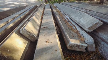 Yerdeki binaların uzun gri beton yapısı