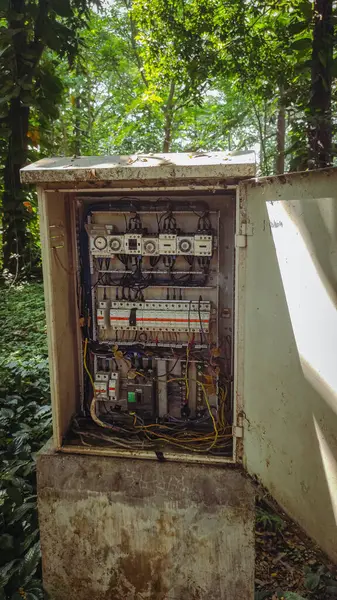 İçinde kablolarla dolu elektrik ekipmanları olan bir kutu.