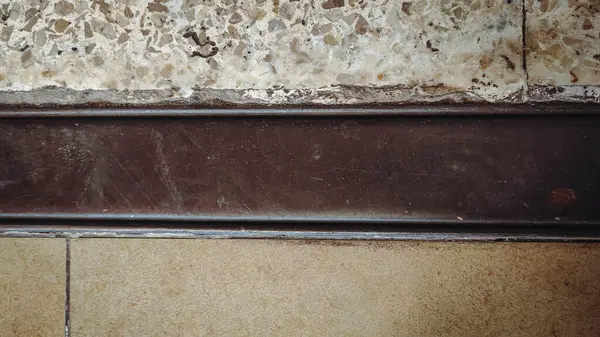 Ütülü zemin siyahtır.