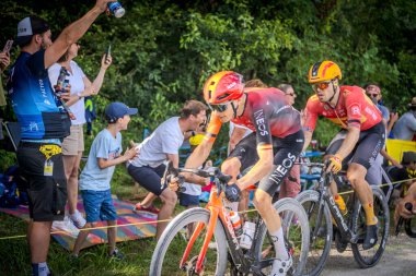 Fransa Bisiklet Turu 'nun geçişi 07-07-2024. Bu sahne çakıllı bir yolculuktu.