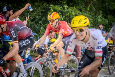 Fransa Bisiklet Turu 'nun geçişi 07-07-2024. Bu sahne çakıllı bir yolculuktu.