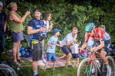 Fransa Bisiklet Turu 'nun geçişi 07-07-2024. Bu sahne çakıllı bir yolculuktu.