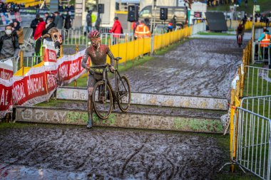 4-12-2021: Cyclocross verschillende Juniores, elite dames en elite Heren clipart